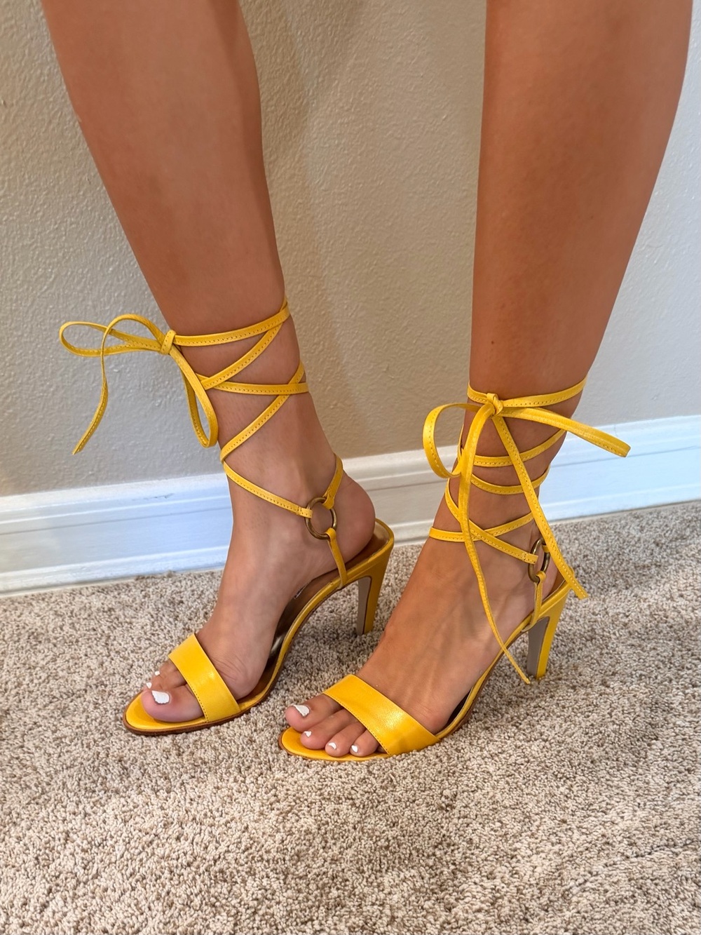Charles David Yellow Lace Up Strappy Stiletto Heels Ring Detail Size 7.5 LIKE NE